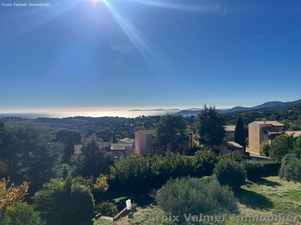 TRÈS BEAU STUDIO MEZZANINE AVEC SPLENDIDE VUE SUR MER