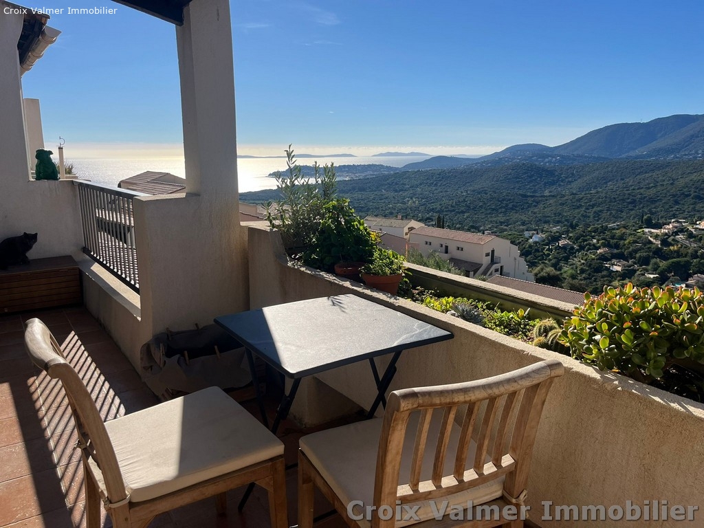 TRÈS BEL APPARTEMENT DE 2 PIÈCES AVEC SPLENDIDE VUE SUR MER